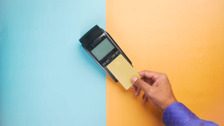 Carte bancaire présentée sur un terminal de paiement, symbole des encaissements en boutique CBD