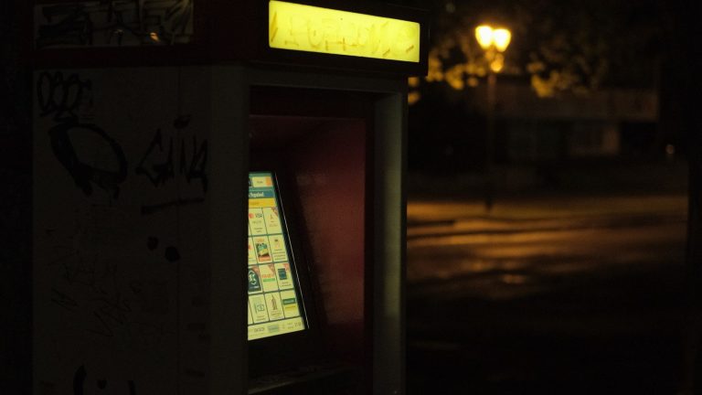 Distributeur automatique en façade, symbole du débat sur la vente de CBD aux mineurs en France