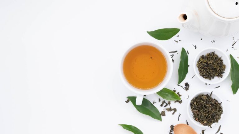 Tasse d'infusion de feuilles séchées avec théière, illustration des tisanes au chanvre encadrées par l'UE en 2027