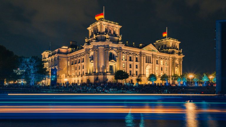 Le Reichstag illuminé de nuit à Berlin, siège du Bundestag qui examine la réforme du cannabis médical